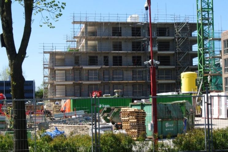 Appartementen (zij aanzicht links) in Woerden voorzien van prefab kunststof kozijnen van Ebbers Kozijnen.