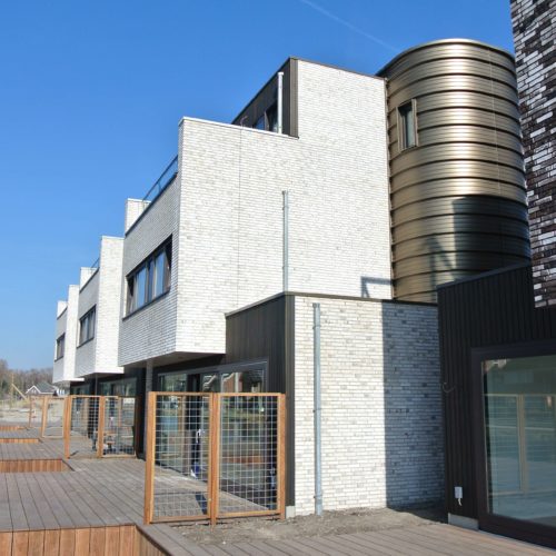 Drijf-in-woningen (zij aanzicht) voorzien van houten buitenkozijnen van Ebbers Kozijnen.