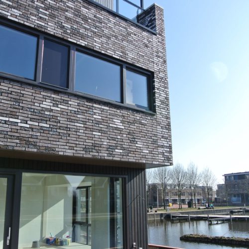 Watervilla's (zij aanzicht) voorzien van houten buitenkozijnen van Ebbers Kozijnen.