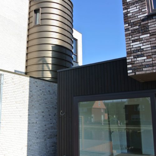 Watervilla's (achterzijde links) voorzien van hefschuifpuien van Ebbers Kozijnen.