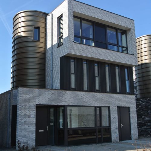 Drijf-in-woningen (volledige voorzijde) voorzien van houten buitenkozijnen van Ebbers Kozijnen.