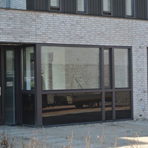 Drijf-in-woningen (voorzijde) voorzien van houten buitenkozijnen van Ebbers Kozijnen.