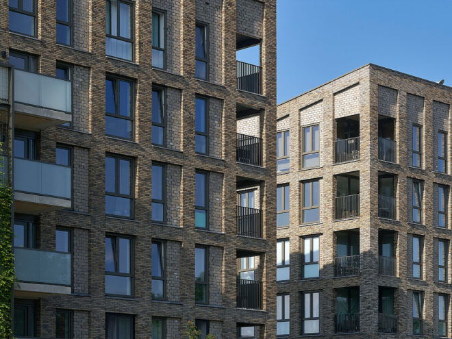 Kunststof kozijnen en Houten kozijnen voor 201 sociale huurwoningen in Ede Foto diverse kozijnen van het project Op Enka.