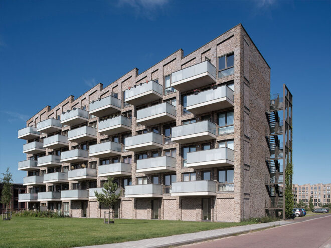 Kunststof kozijnen en Houten kozijnen voor 201 sociale huurwoningen in Ede. Foto van balkons en kozijnen van het project Op Enka.