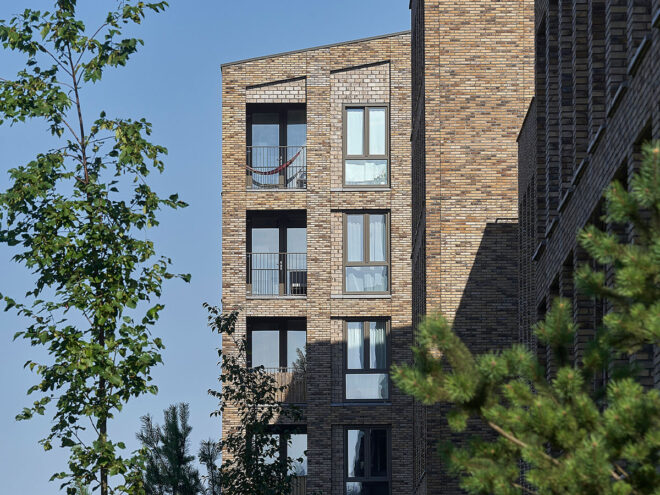 Kunststof kozijnen en Houten kozijnen voor 201 sociale huurwoningen in Ede. Foto van hoekbalkons van het project Op Enka.