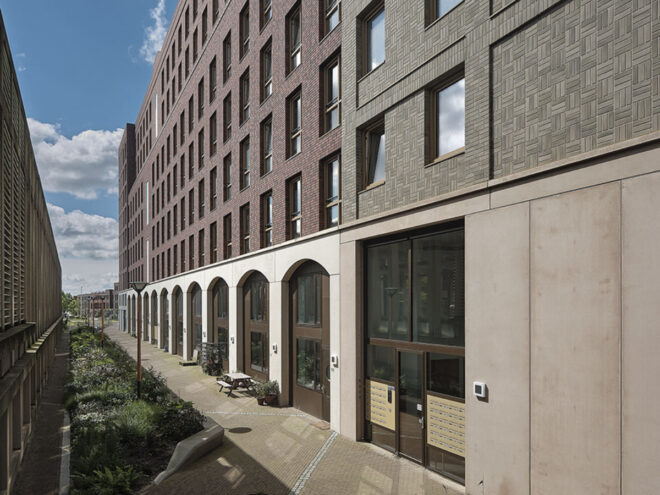 Kunststof kozijnen voor 178 sociale huurwoningen in Utrecht, in de wijk Leidsche Rijn Centrum. Foto van achterzijde van het pand. Project G8 Tango.