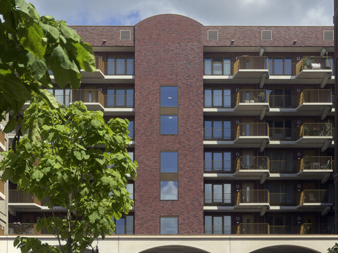 Kunststof kozijnen voor 178 sociale huurwoningen in Utrecht, in de wijk Leidsche Rijn Centrum. Foto van de voorzijde van het pand, met zicht op de balkons. Project G8 Tango.
