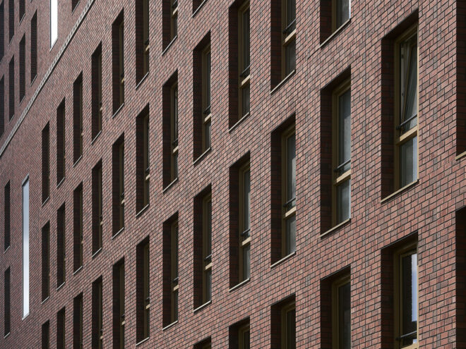 Kunststof kozijnen voor 178 sociale huurwoningen in Utrecht, in de wijk Leidsche Rijn Centrum. Foto van gevelbeeld. Project G8 Tango.