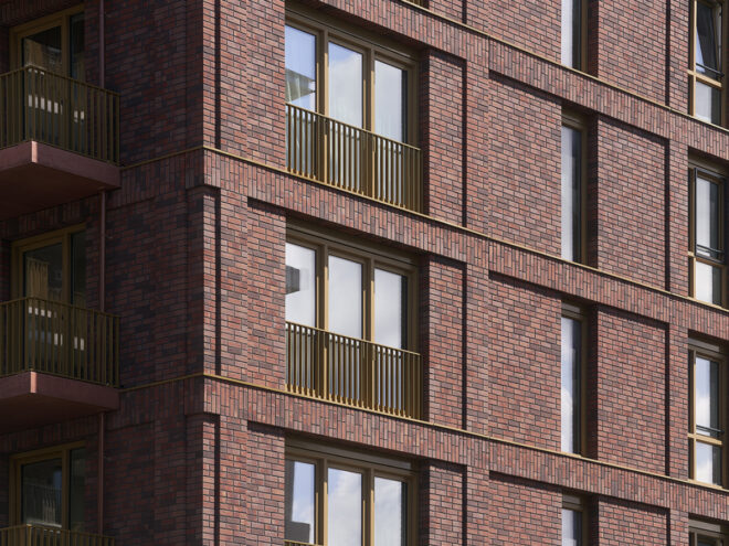 Kunststof kozijnen voor 178 sociale huurwoningen in Utrecht, in de wijk Leidsche Rijn Centrum. Foto van kozijnen en steenstrips in prefab gevelelementen. Project G8 Tango.
