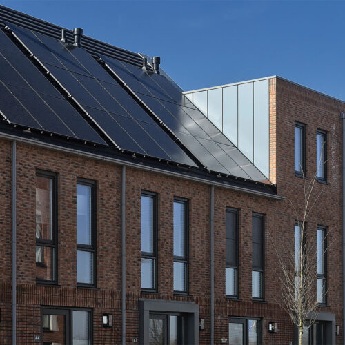 Houten kozijnen voor 47 woningen en 28 appartementen in Gouda, in de wijk Het Carré van Westergouwe. Foto van een geval van een blok.