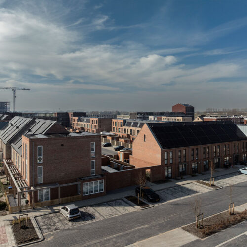 Houten kozijnen voor 47 woningen en 28 appartementen in Gouda, in de wijk Het Carré van Westergouwe. Foto van de nieuwbouwwijk.