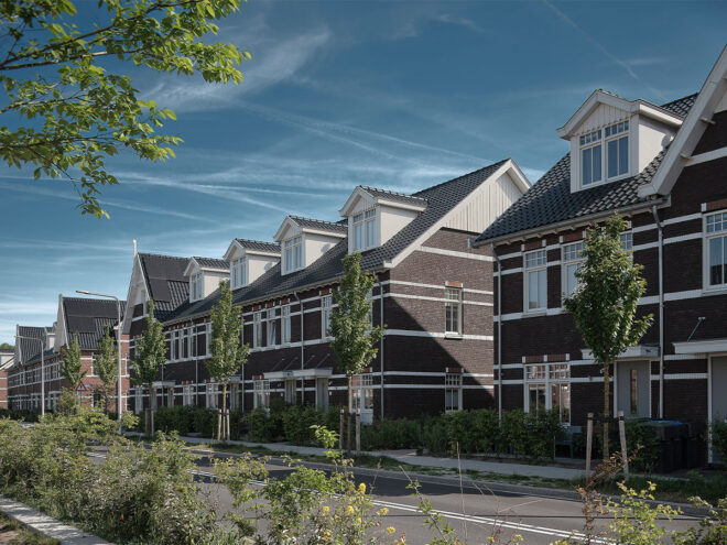 Straatbeeld Het Fortuyn van Voorschoten met houten kozijnen