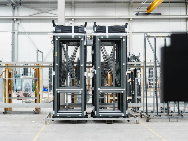 Houten kozijnen met glaslatten voor montage glas