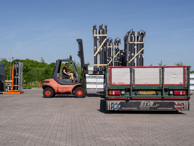 Kozijnen op transport bij Ebbers Kozijnen
