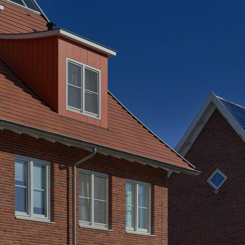 Houten kozijnen van Ebbers in dakkapellen en in de gevels van woningen op De Wielewaal