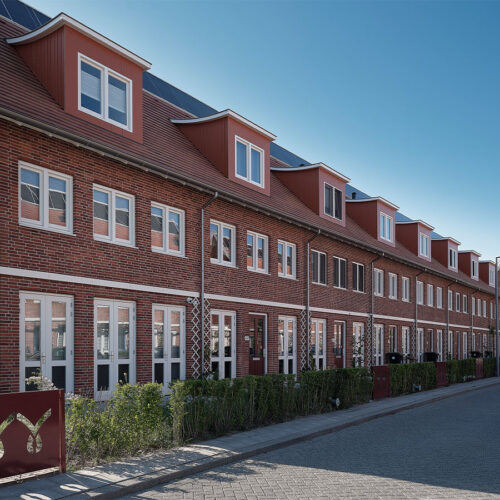 Houten kozijnen van Ebbers sieren de gevels van woningen op De Wielewaal