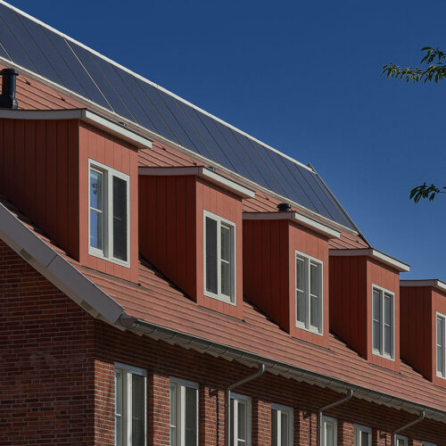 Prefab dakkapellen op De Wielewaal voorzien van houten kozijnen van Ebbers