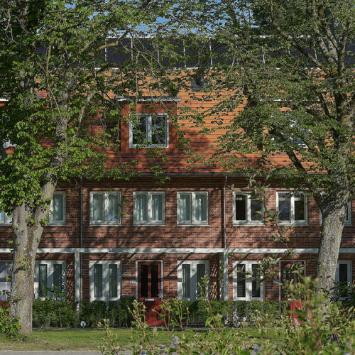 Houten kozijnen in prefab betonwanden en prefab dakkapellen
