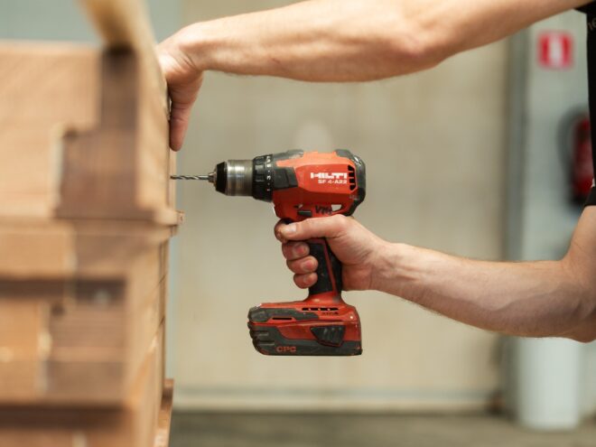 Werken met hout blijft voor een deel handwerk.