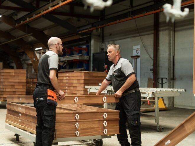 Houten kozijnen krijgen langzaam vorm gedurende het productieproces.